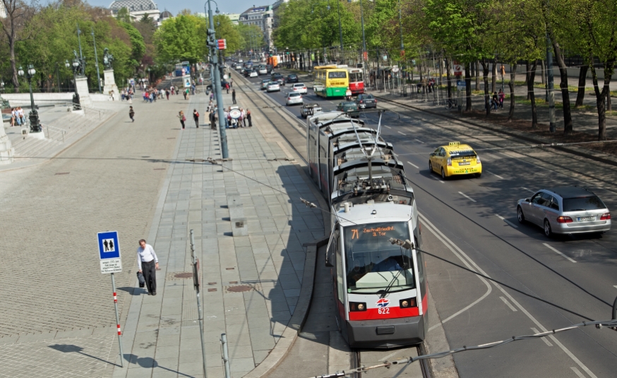 Linie 71 mit Type B1  am RennerRing beim Parlament, April 14