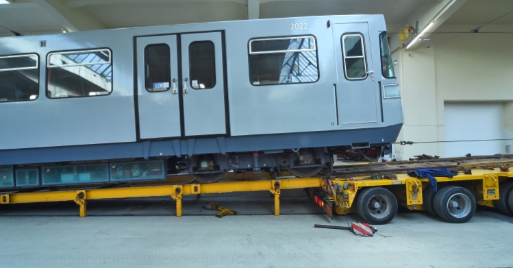 Der von der Hauptwerkstätte in Wien Simmering transportierte U-Bahnzug erreicht in der Remise, dem neuen Verkehrsmuseum der Wiener Linien in Erdberg sein Ziel.