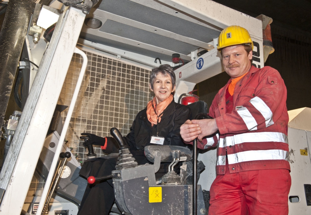 Nationalratspräsidentin Barbara Prammer übernimmt Tunnelpatenschaft beim Ausbau der U1. Im Bild: Nationalratspräsidentin Barbara Prammer mit Baggerführer Otto Schautzer.