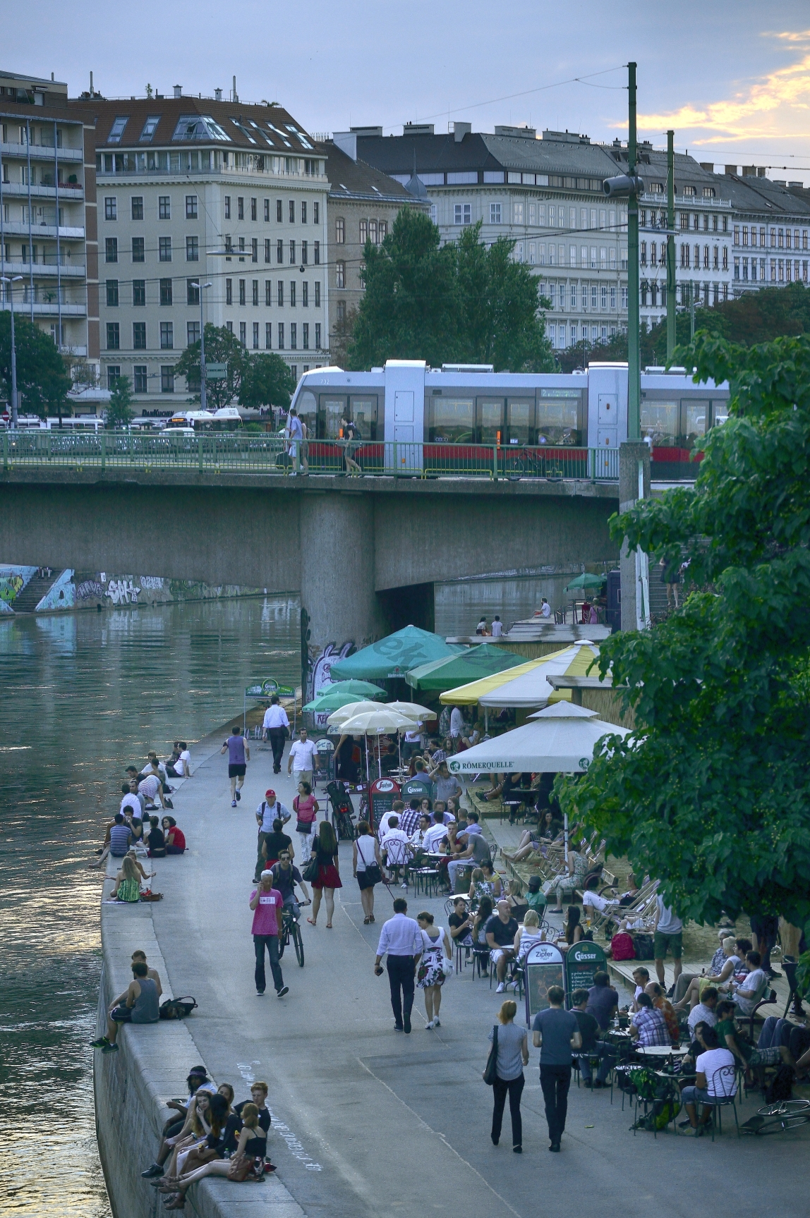 Straßenbahn der Linie 2 auf der Marienbrücke über den Donaukanal.