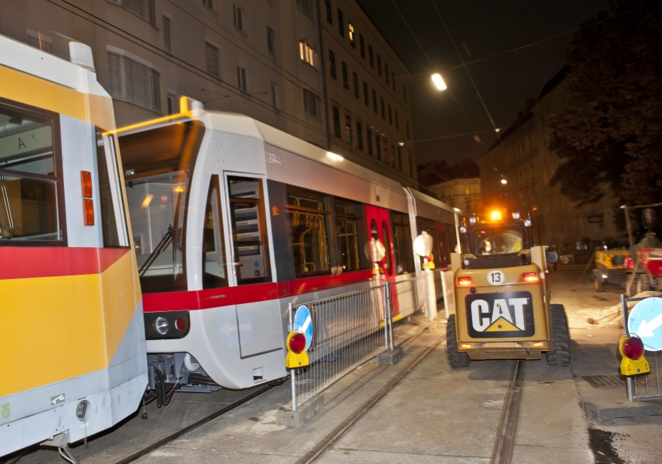 Neu ausgelieferte U6-Garnitur wird von der Hauptwerkstätte Simmering über das Straßenbahnnetz zum Bahnhof Michelbeuern gezogen.   Fahrzeug passiert Engstelle bei Gleisbauarbeiten im 9. Bezirk.