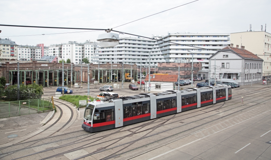 Bahnhof Simmering und ein Zug der Linie 6 Type B, mai 2014