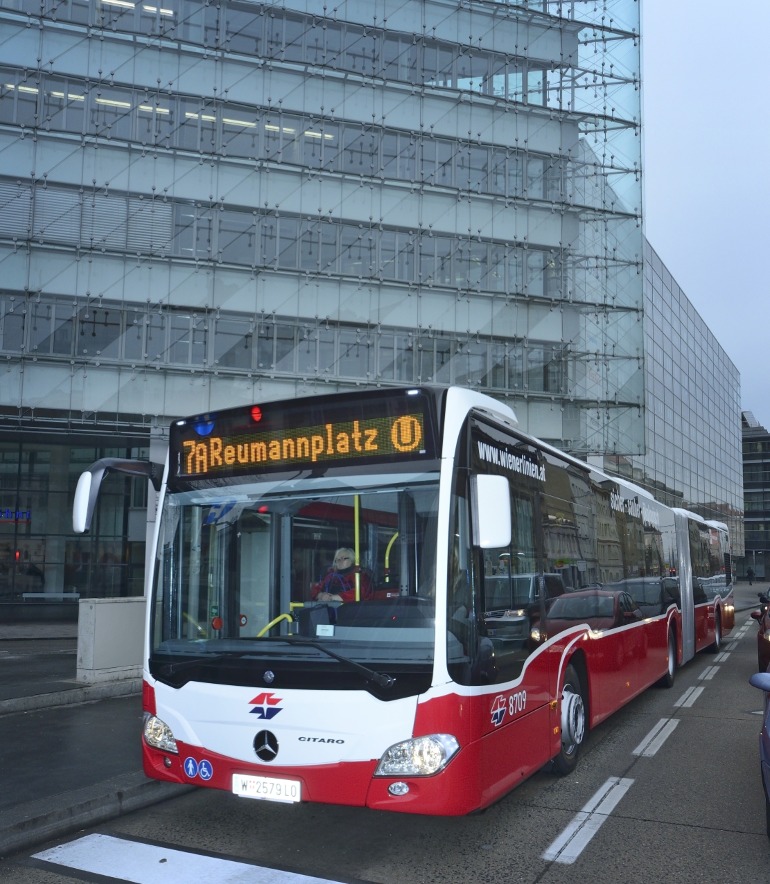 Seit 7. Jänner 2014 sind die neuen umweltfreundlichen CITARO Gelenkbusse des Herstellers Mercedes-Benz im Einsatz, im Bild auf der Linie 7A.