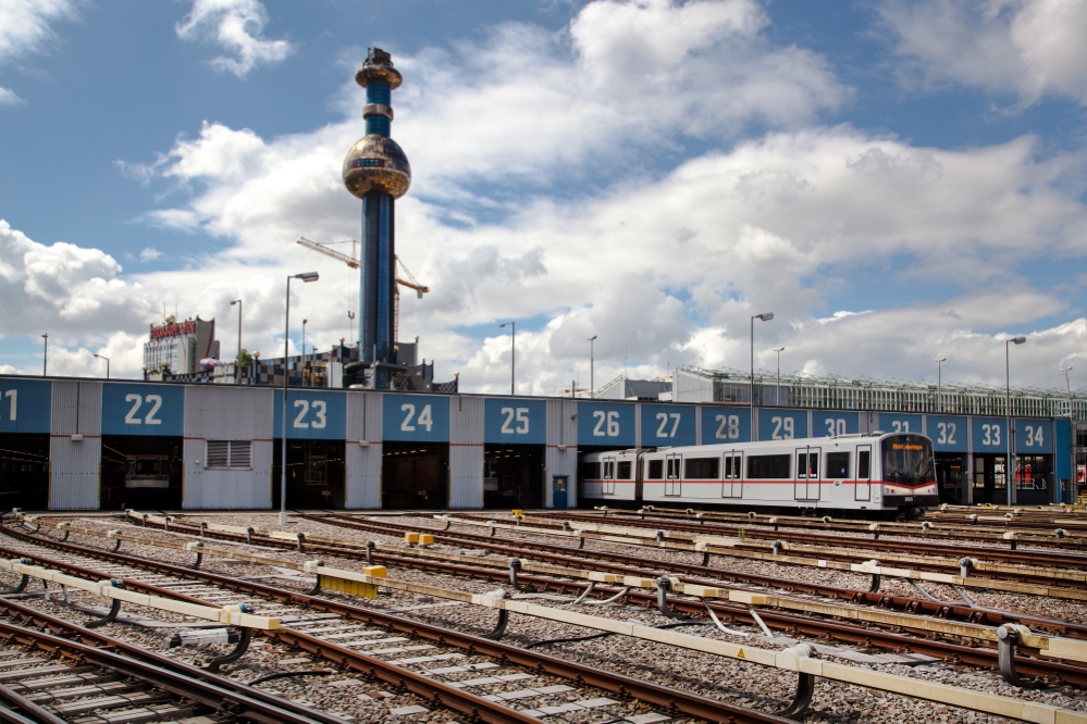 U-Bahnhof  Wasserleitungswiese mit V-Zug beim Verschub, Juni 14