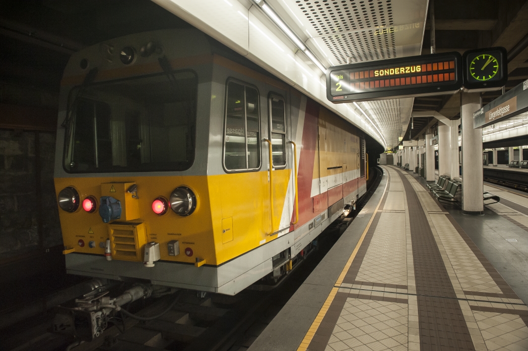 Mit einem speziellen Saugfahrzeug wird nach Betriebsschluss regelmäßig Mist und Unrat aus dem Gleisbereich von U-Bahn-Stationen und Strecken entfernt.