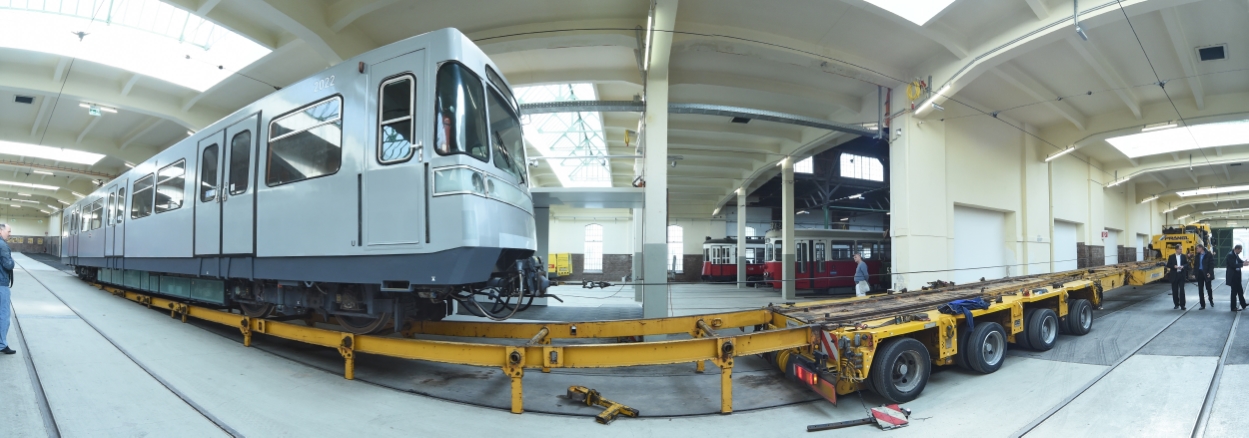 Der von der Hauptwerkstätte in Wien Simmering transportierte U-Bahnzug erreicht in der Remise, dem neuen Verkehrsmuseum der Wiener Linien in Erdberg sein Ziel.