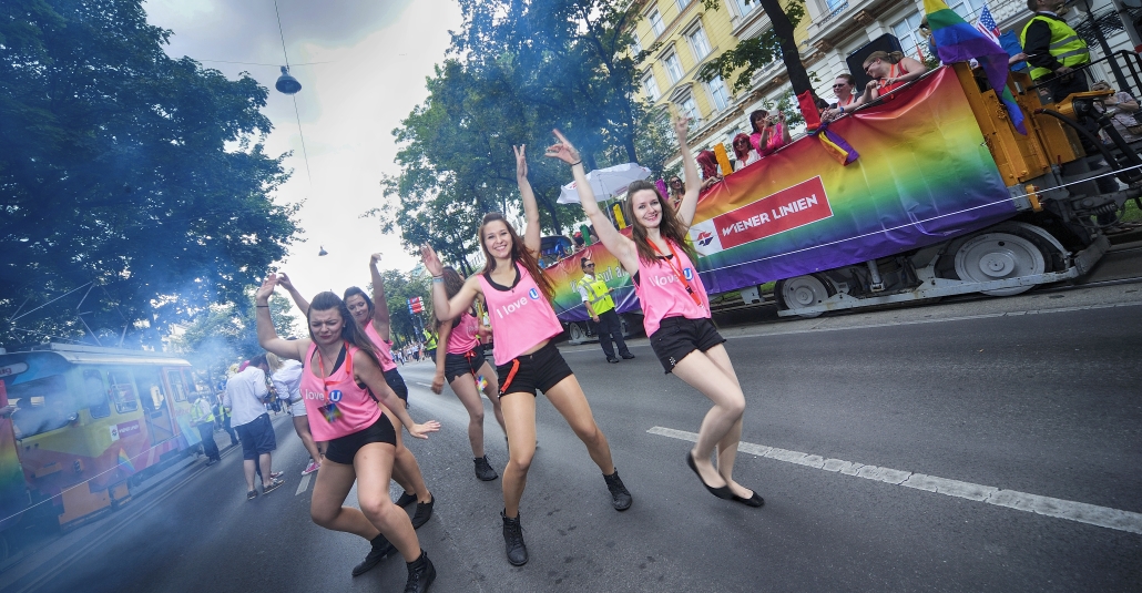 Zwei Sonderzüge der Wiener Linien führen wie jedes Jahr auch die diesjährige Regenbogenparade über die Wiener Ringstraße an.