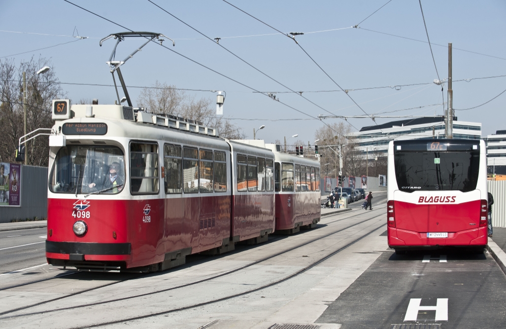 Straßenbahn der Linie 67 und Autobus als Ersazverkehr der Linie 67E für das Teilstück Alaudagasse bis Therme Wien an der Umstiegstelle Alaudagasse.