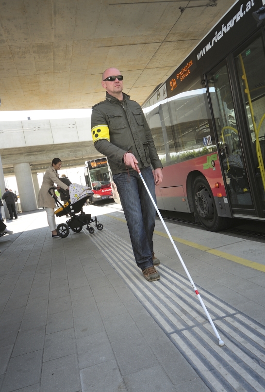 Das taktile Leitsystem erleichtert sehbehinderten Menschen die Benützung der öffentlichen Verkehrsmittel.