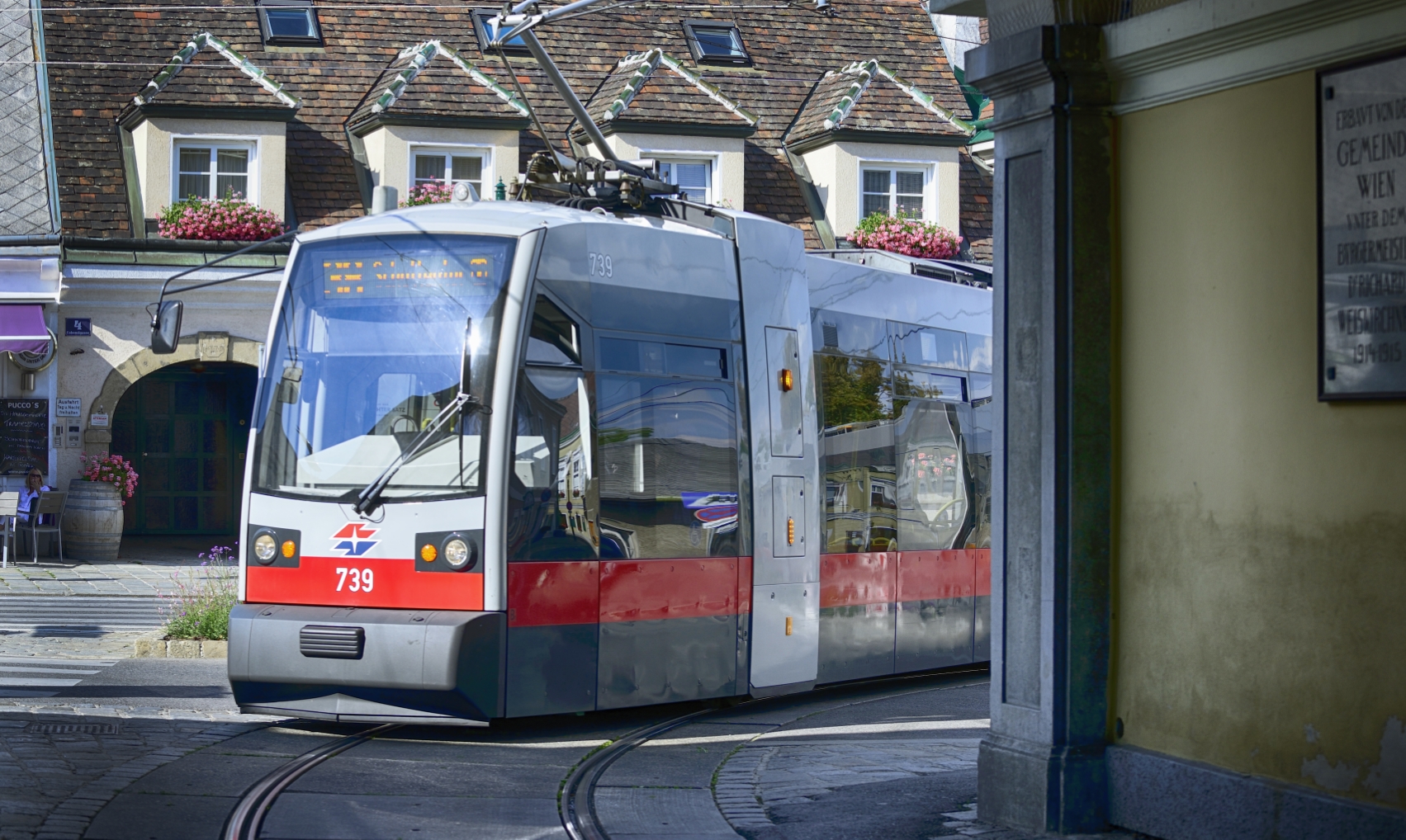 Straßenbahn der Linie 38 bei der Endstelle in Grinzing.