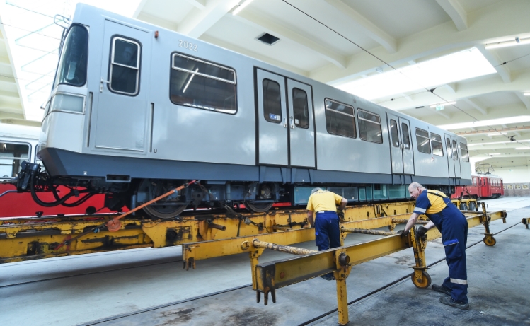 Nächtlicher Transfer eines U-Bahnzuges von der Hauptwerkstätte in Wien Simmering in die Remise, das neue Verkehrsmuseum der Wiener Linien in Erdberg.