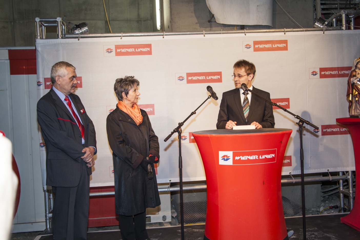 Tunnelanschlag in dem rund 30 Meter unter der A23 verlaufenden Tunnel bei der künftigen U1-Station Altes Landgut.

Tunnelpatin der künftigen Station Altes Landgut ist Nationalratspräsidentin Barbara Prammer.