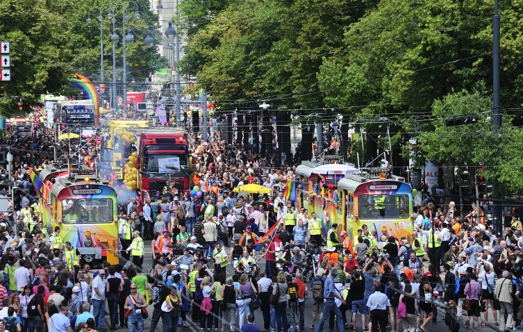 Zwei Sonderzüge der Wiener Linien führen wie jedes Jahr auch die diesjährige Regenbogenparade über die Wiener Ringstraße an.