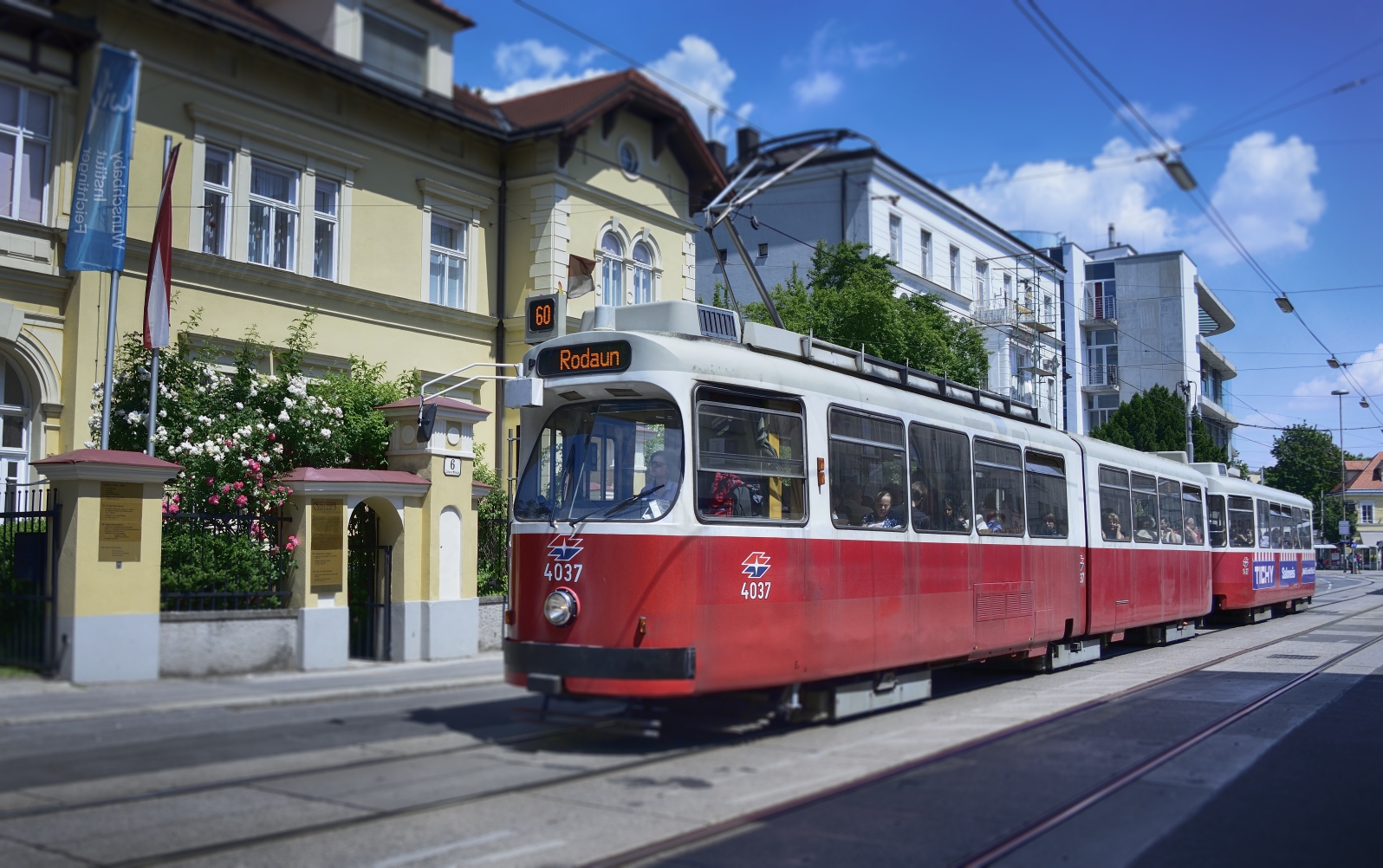 Straßenbahn der Linie 60.