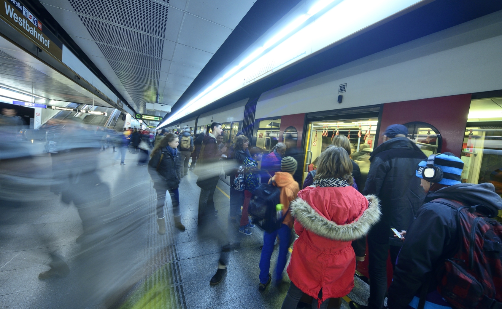 Viele Tausend Fahrgäste nutzen täglich die Wiener Linien, in diesem Bild die U-Bahn der Station Westbahnhof.