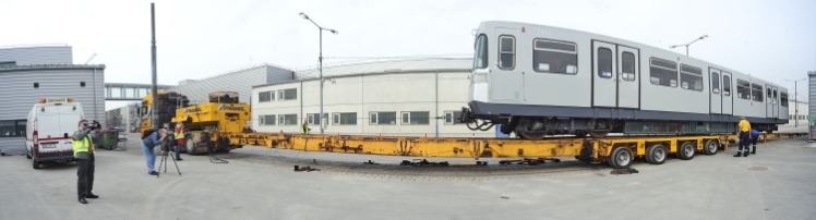 Transfer eines U-Bahnzuges von der Hauptwerkstätte in Wien Simmering in die Remise, dem neuen Verkehrsmuseum der Wiener Linien in Erdberg.