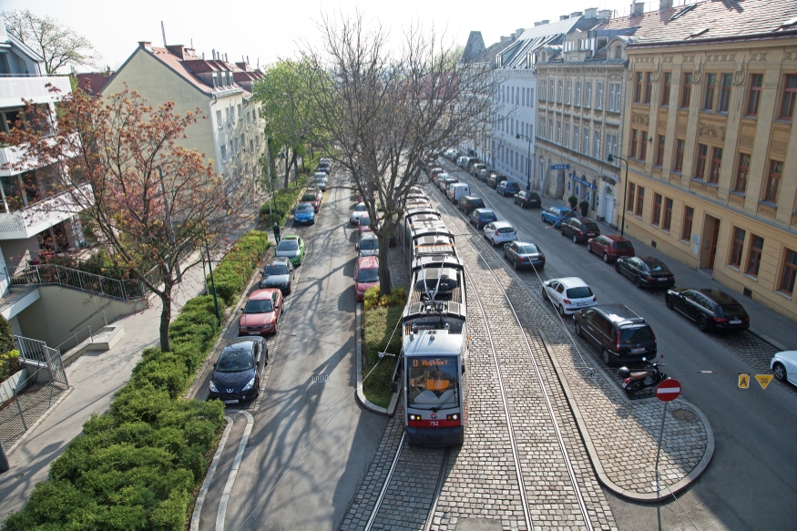 Linie D mit Type B1 kurz vor der Endstelle Nußdorf, April 14