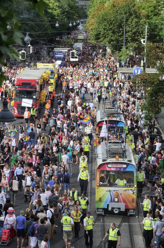 Zwei Sonderzüge der Wiener Linien führen wie jedes Jahr auch die diesjährige Regenbogenparade über die Wiener Ringstraße an.