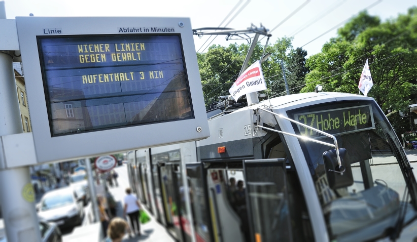 Nachdem es in den letzten Monaten zu mehreren niederträchtigen Übergriffen auf MitarbeiterInnen der Wiener Linien gekommen war, setzen die Wiener Linien, die Belegschaftsvertretung und Öffi-Stadträtin Renate Brauner ein deutliches Zeichen gegen Gewalt. Um 11.00 Uhr werden alle Verkehrsmittel der Wiener Linien für drei Minuten angehalten; eine Durchsage wird auf die Problematik der Übergriffe aufmerksam machen und auf Möglichkeiten zur Unterstützung und Solidarität mit dem Personal der Wiener Linien hinweisen.