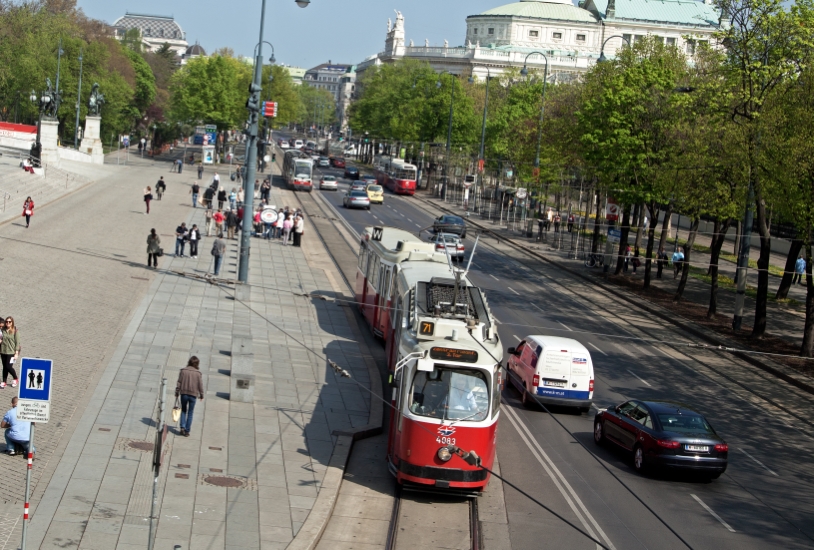 Linie 71 am Ring beim Parlament, Type E2-c5, April 14