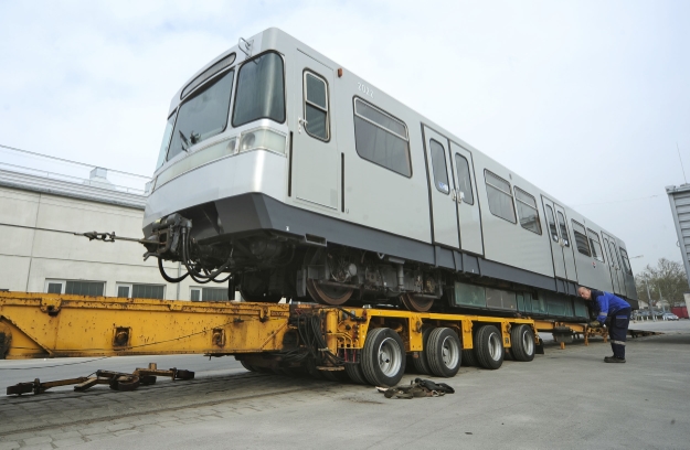 Transfer eines U-Bahnzuges von der Hauptwerkstätte in Wien Simmering in die Remise, dem neuen Verkehrsmuseum der Wiener Linien in Erdberg.