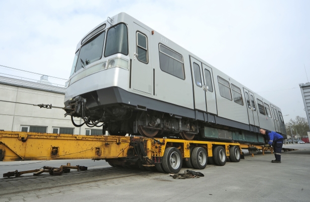 Transfer eines U-Bahnzuges von der Hauptwerkstätte in Wien Simmering in die Remise, dem neuen Verkehrsmuseum der Wiener Linien in Erdberg.