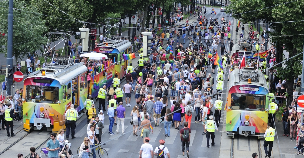 Zwei Sonderzüge der Wiener Linien führen wie jedes Jahr auch die diesjährige Regenbogenparade über die Wiener Ringstraße an.