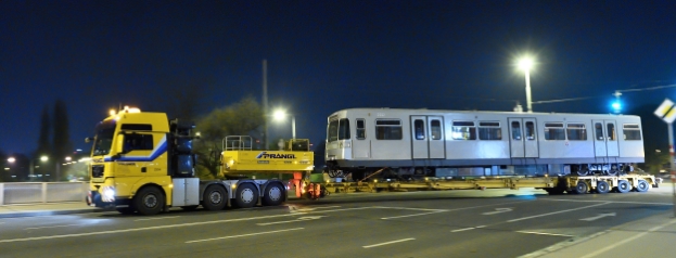 Nächtlicher Transfer eines U-Bahnzuges von der Hauptwerkstätte in Wien Simmering in die Remise, das neue Verkehrsmuseum der Wiener Linien in Erdberg.