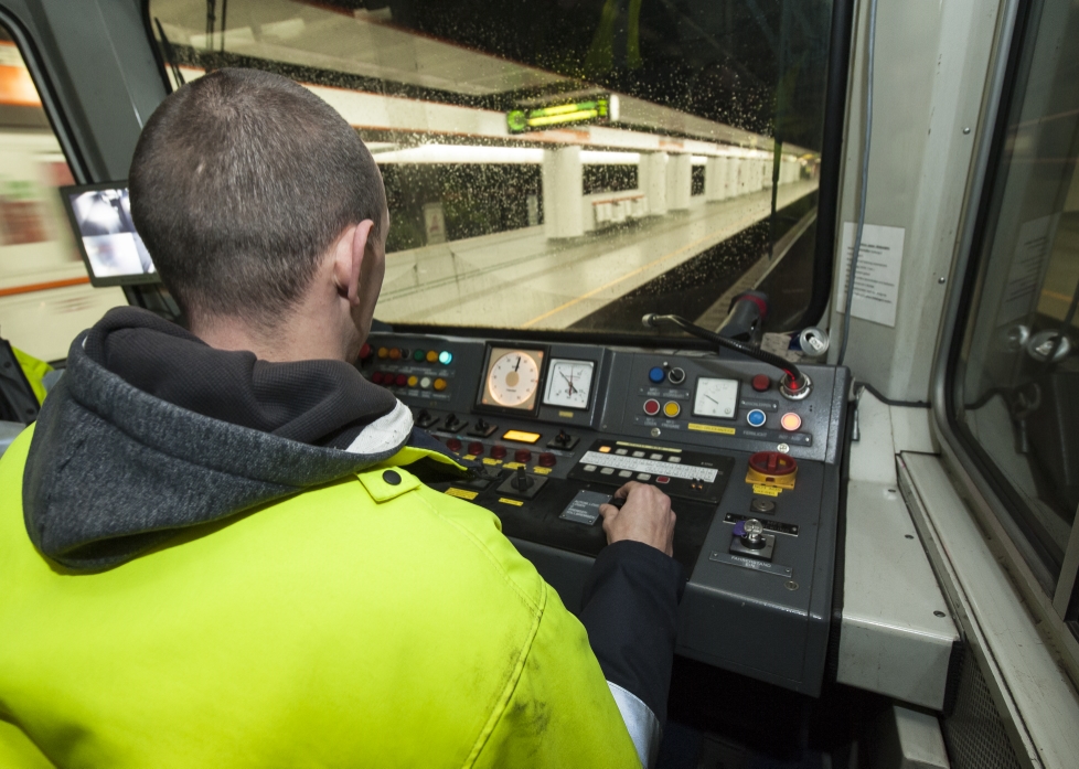 Mit einem speziellen Saugfahrzeug wird nach Betriebsschluss regelmäßig Mist und Unrat aus dem Gleisbereich von U-Bahn-Stationen und Strecken entfernt.