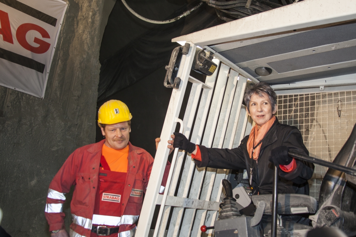 Tunnelanschlag in dem rund 30 Meter unter der A23 verlaufenden Tunnel bei der künftigen U1-Station Altes Landgut.

Tunnelpatin der künftigen Station Altes Landgut ist Nationalratspräsidentin Barbara Prammer.