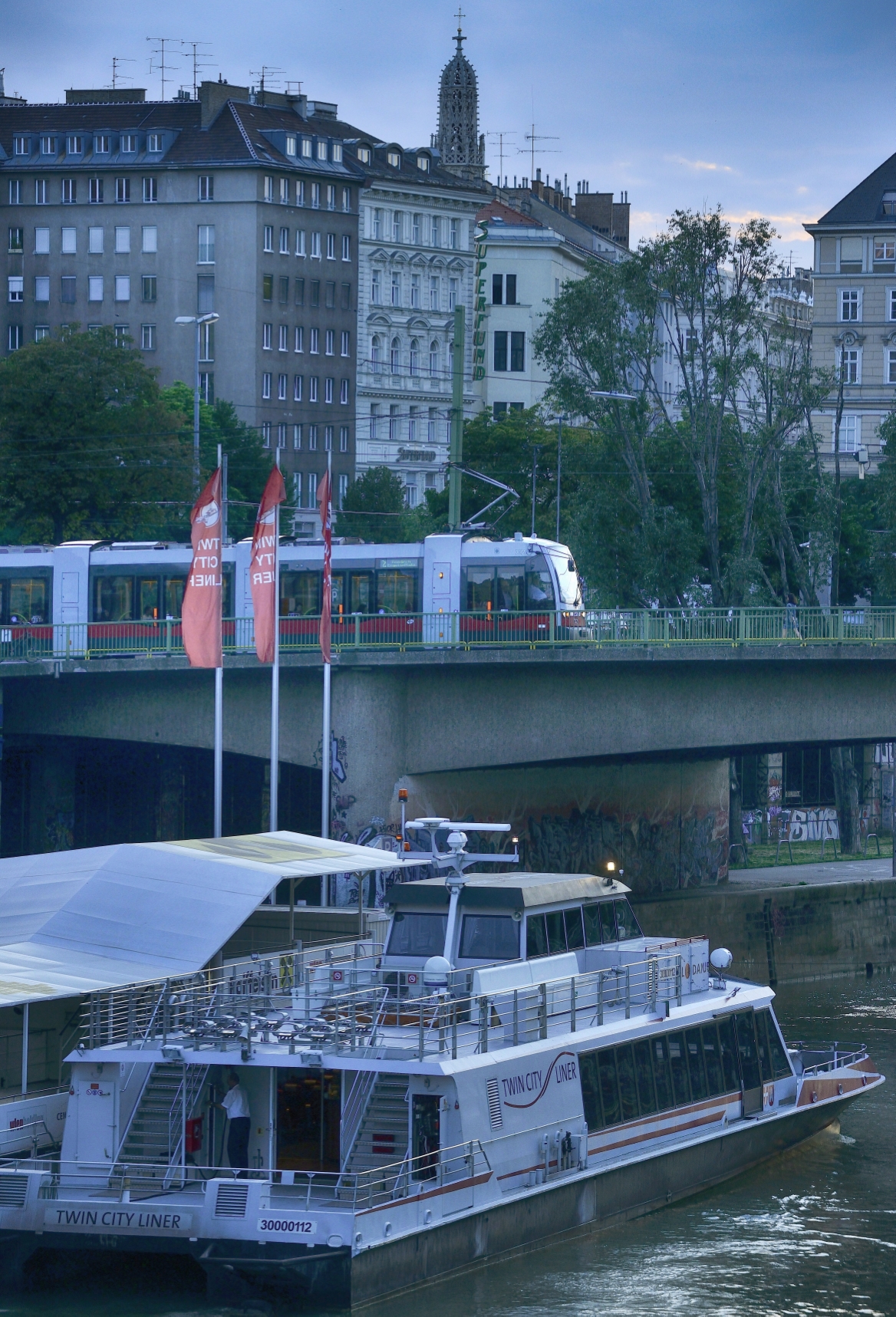 Straßenbahn der Linie 2 auf der Marienbrücke über den Donaukanal.