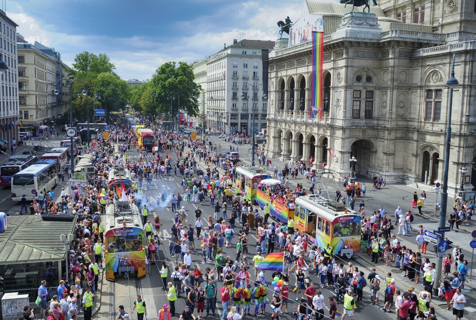 Zwei Sonderzüge der Wiener Linien führen wie jedes Jahr auch die diesjährige Regenbogenparade über die Wiener Ringstraße an.