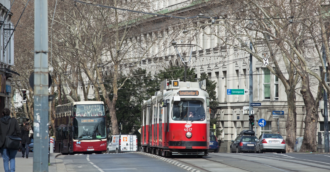 Linie 38 mit Zug der Type E2-c5 in der sanierten Währingerstraße, März14