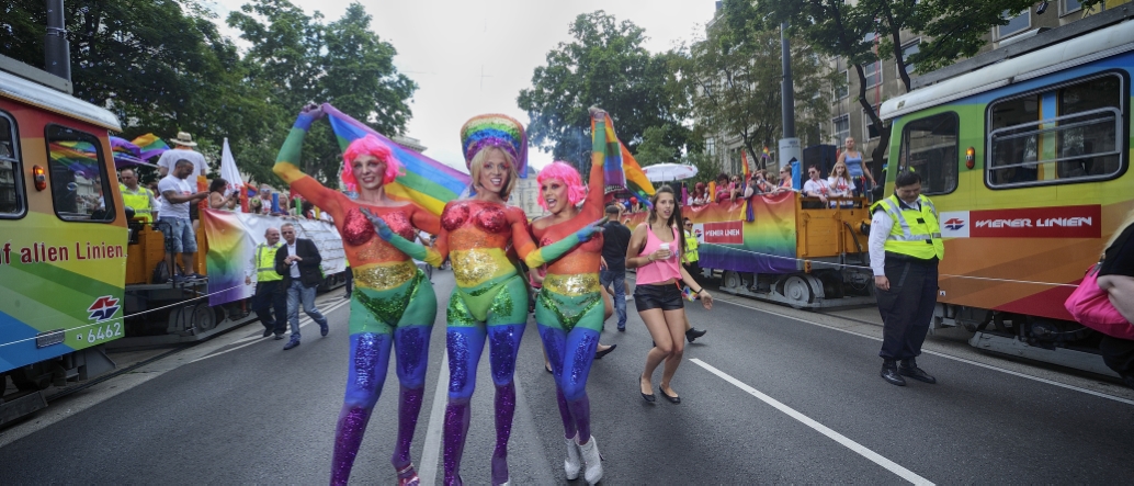 Zwei Sonderzüge der Wiener Linien führen wie jedes Jahr auch die diesjährige Regenbogenparade über die Wiener Ringstraße an.