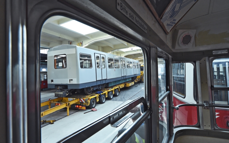 Der von der Hauptwerkstätte in Wien Simmering transportierte U-Bahnzug erreicht in der Remise, dem neuen Verkehrsmuseum der Wiener Linien in Erdberg sein Ziel.