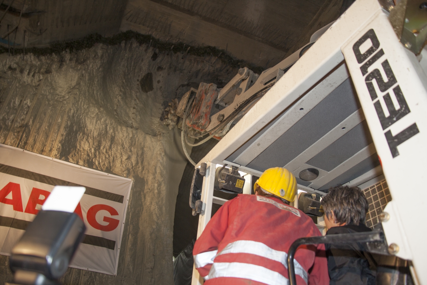 Tunnelanschlag in dem rund 30 Meter unter der A23 verlaufenden Tunnel bei der künftigen U1-Station Altes Landgut.

Tunnelpatin der künftigen Station Altes Landgut ist Nationalratspräsidentin Barbara Prammer.