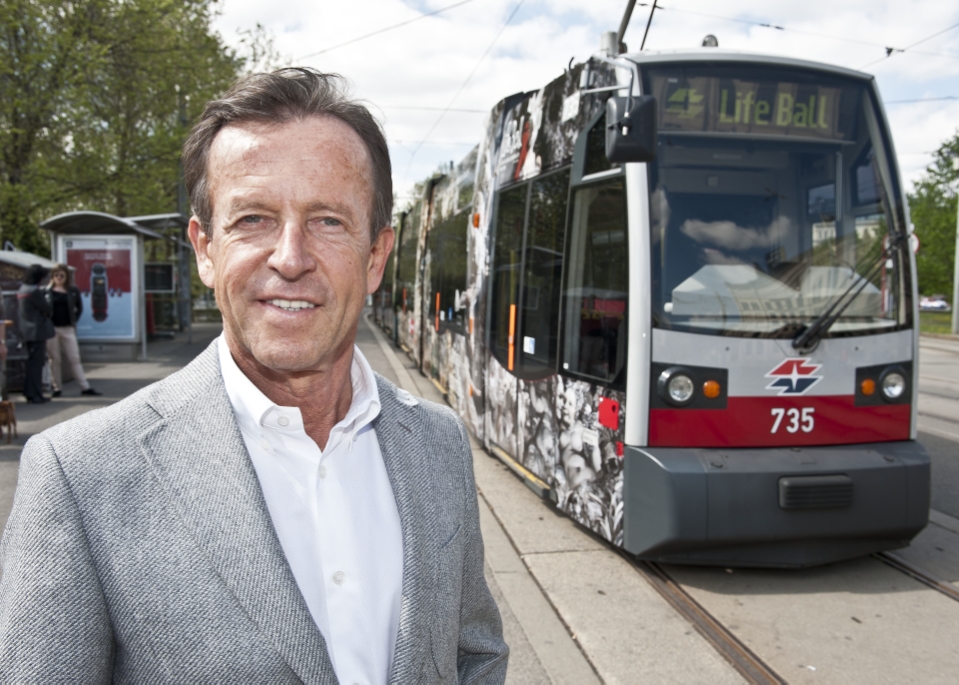 Wiener Linien präsentieren an der Oldtimer-Haltestelle am Karlsplatz die neu gestaltete Bim für den Life Ball 2014. Im Bild: