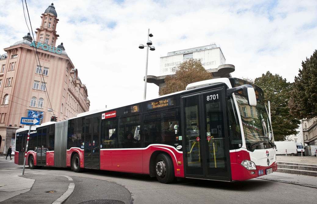 Testfahrt mit einem Gelenkbus, der auf der Linie 13A ab Frühjahr 2015 zum Einsatz kommen wird. Einfahrt in die Windmühlgasse.