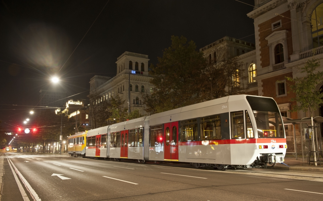 Neu ausgelieferte U6-Garnitur wird von der Hauptwerkstätte Simmering über das Straßenbahnnetz zum Bahnhof Michelbeuern gezogen.  Position: Wiener Börse.