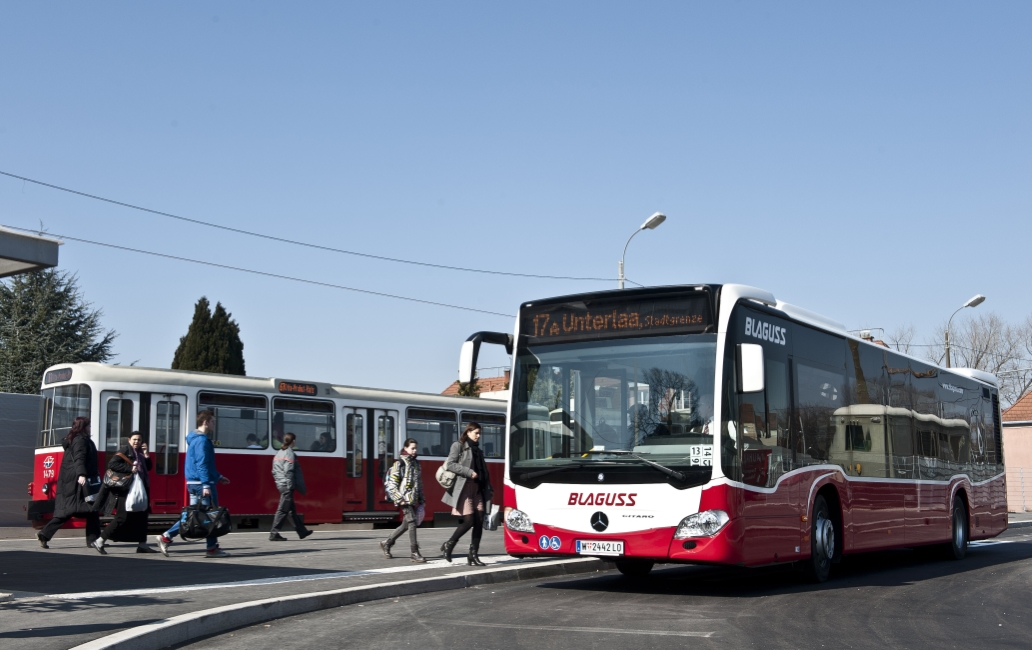 Straßenbahn der Linie 67 und Autobus der Linie 17A bei der Umkehrschleife in der Haltestelle Alaudgasse.