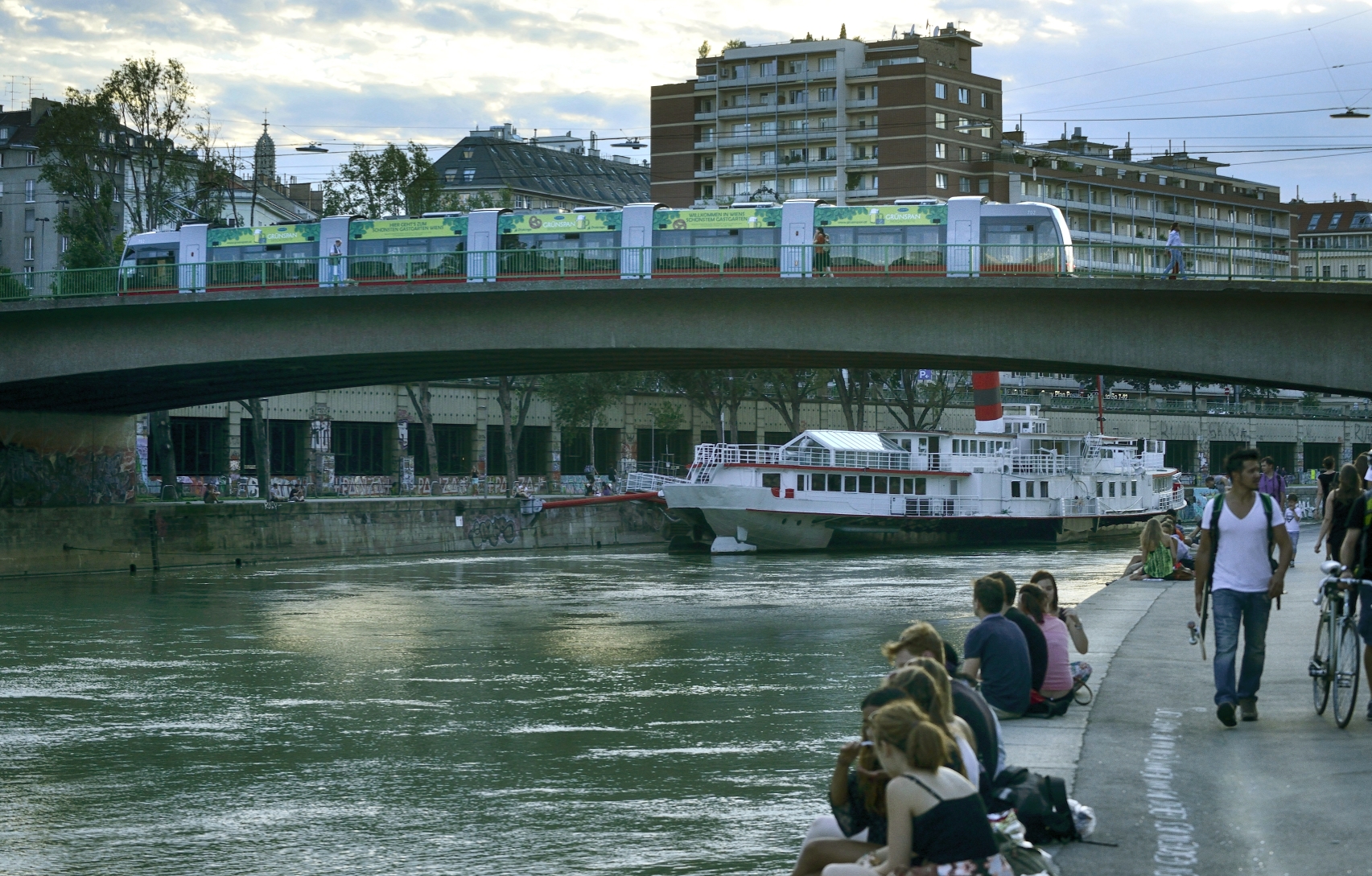 Straßenbahn der Linie 2 auf der Marienbrücke über den Donaukanal.