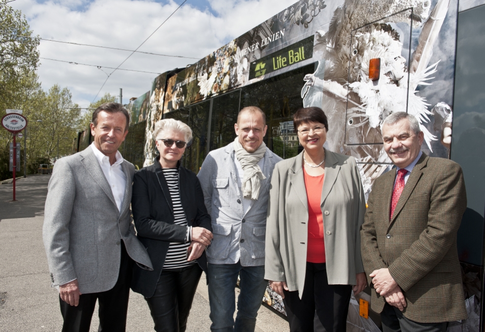 Wiener Linien präsentieren an der Oldtimer-Haltestelle am Karlsplatz die neu gestaltete Bim für den Life Ball 2014. Im Bild: v.l.n.r. Karl Javurek, Inge Prader, Gery Keszler, Vizebürgermeisterin Renate Brauner, Wiener Linien Geschäftsführer Günter Steinbauer.