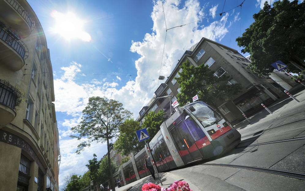 Straßenbahn der Linie 9.