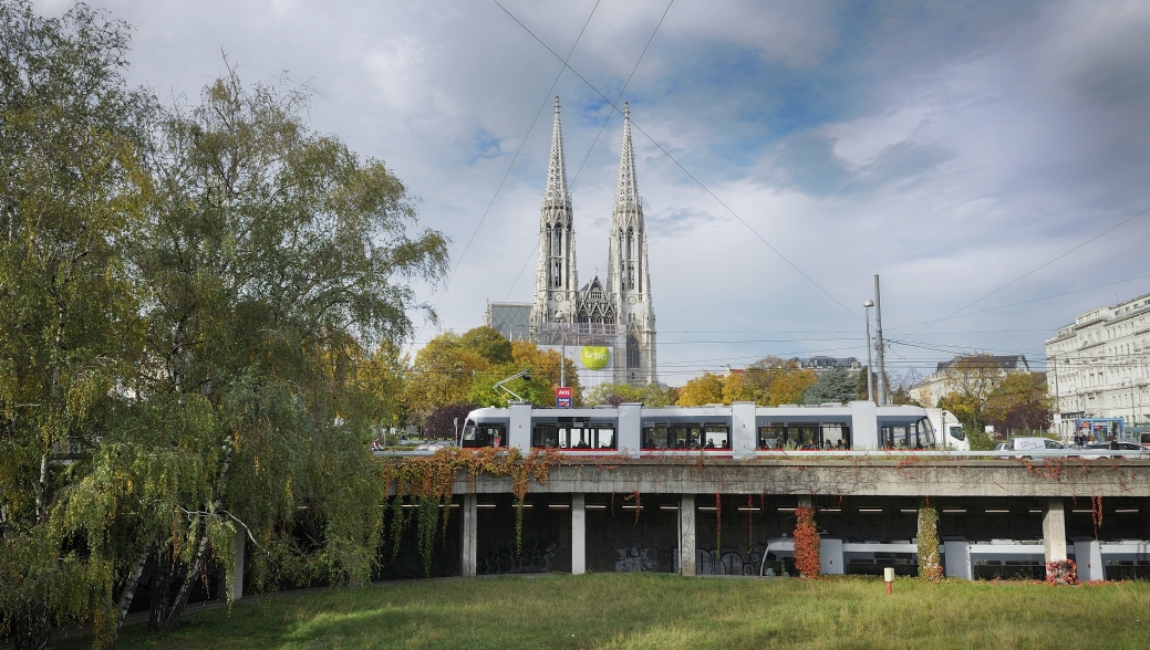 Straßenbahn der Linie 43 vor der Vortvkriche.