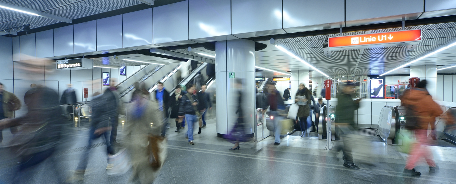 Viele Tausend Fahrgäste nutzen täglich die Wiener Linien, in diesem Bild die U-Bahn der Station Stephansplatz.