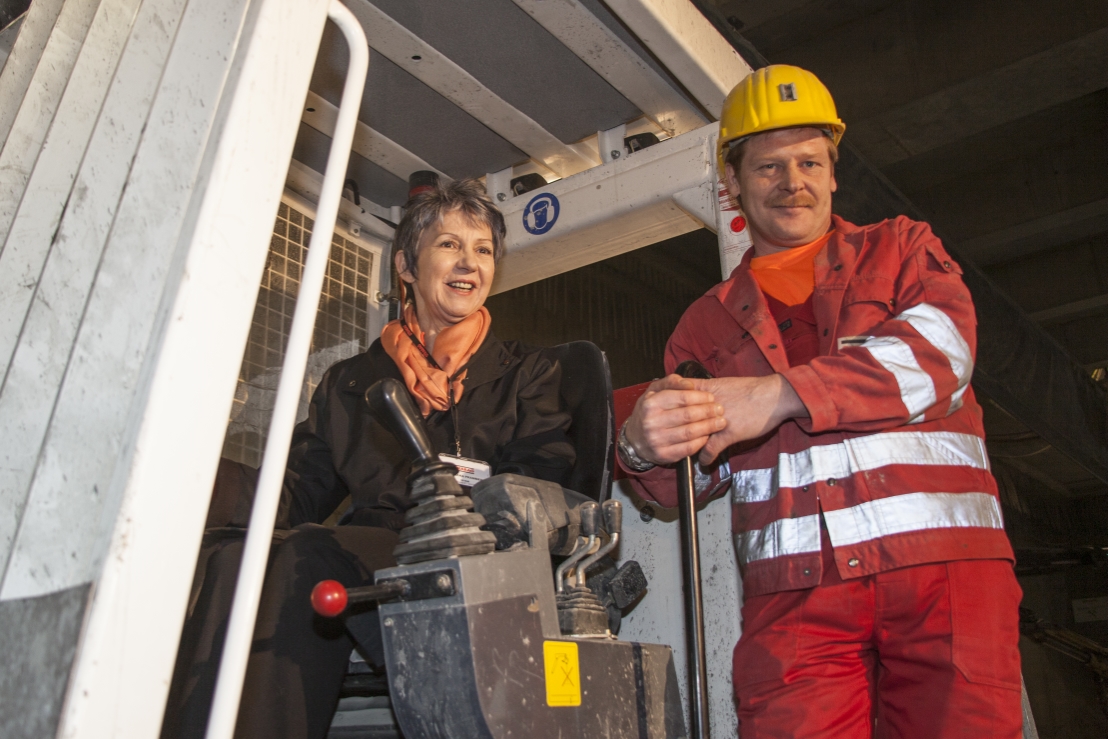 Tunnelanschlag in dem rund 30 Meter unter der A23 verlaufenden Tunnel bei der künftigen U1-Station Altes Landgut.

Tunnelpatin der künftigen Station Altes Landgut ist Nationalratspräsidentin Barbara Prammer.