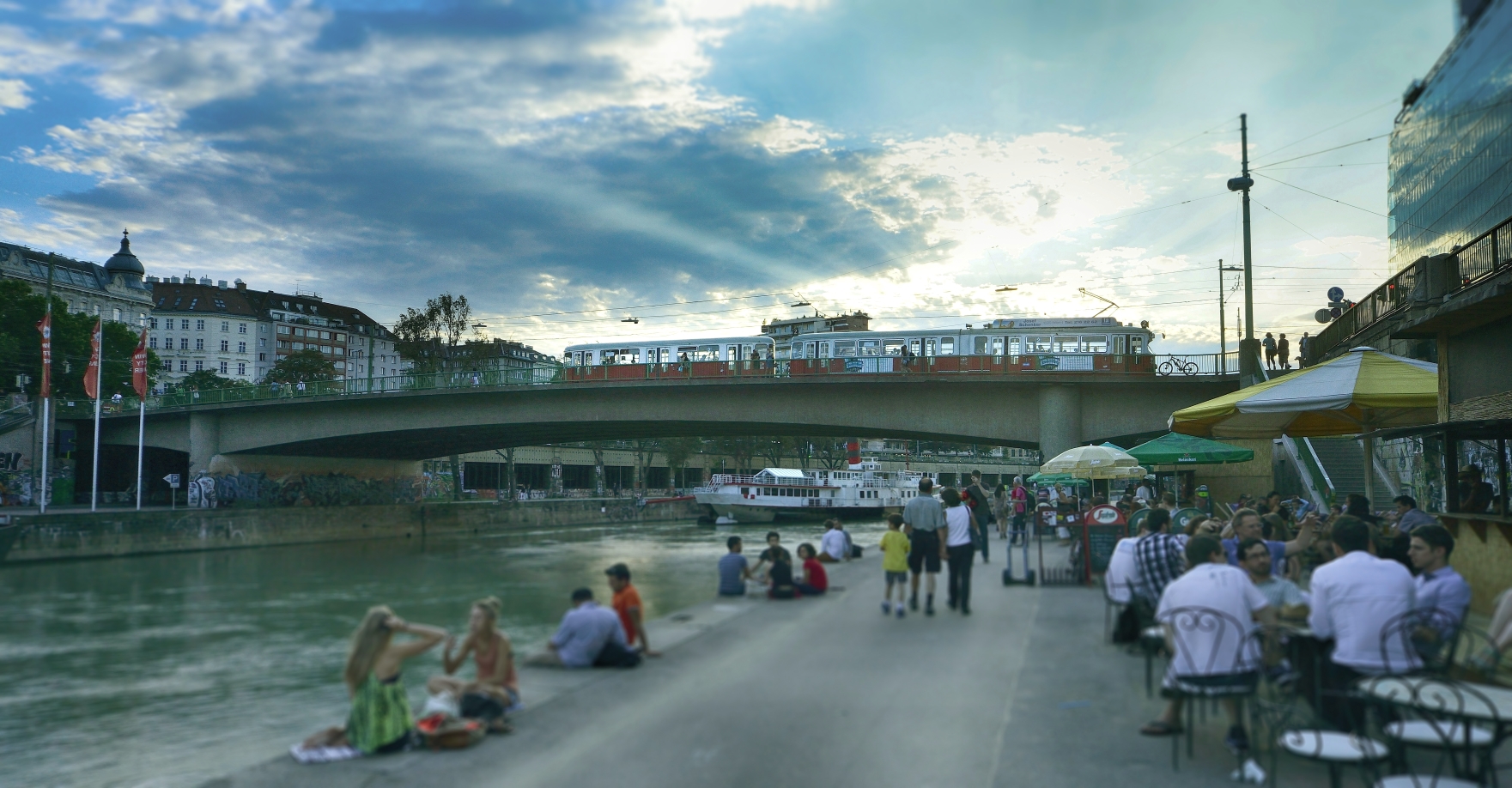 Straßenbahn der Linie 2 auf der Marienbrücke über den Donaukanal.