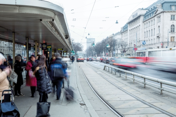 Straßenbahn fährt in die Haltestelle Schottentor ein.