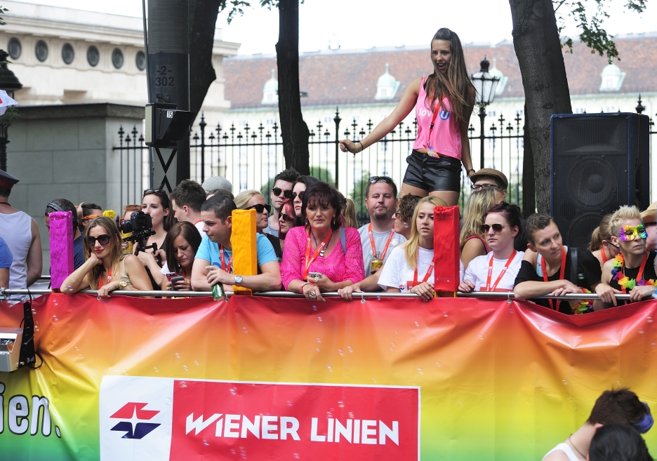 Zwei Sonderzüge der Wiener Linien führen wie jedes Jahr auch die diesjährige Regenbogenparade über die Wiener Ringstraße an.