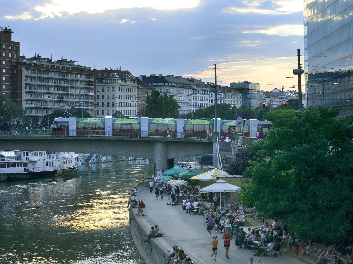 Straßenbahn der Linie 2 auf der Marienbrücke über den Donaukanal.